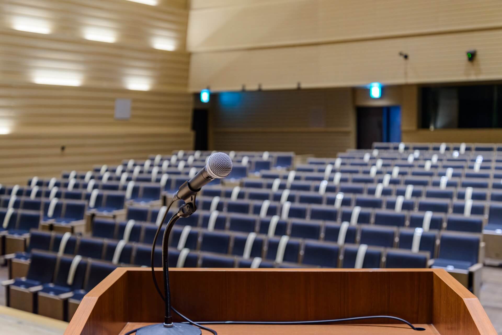 演台のマイク越しに見た、式典前の誰もいないホールの客席