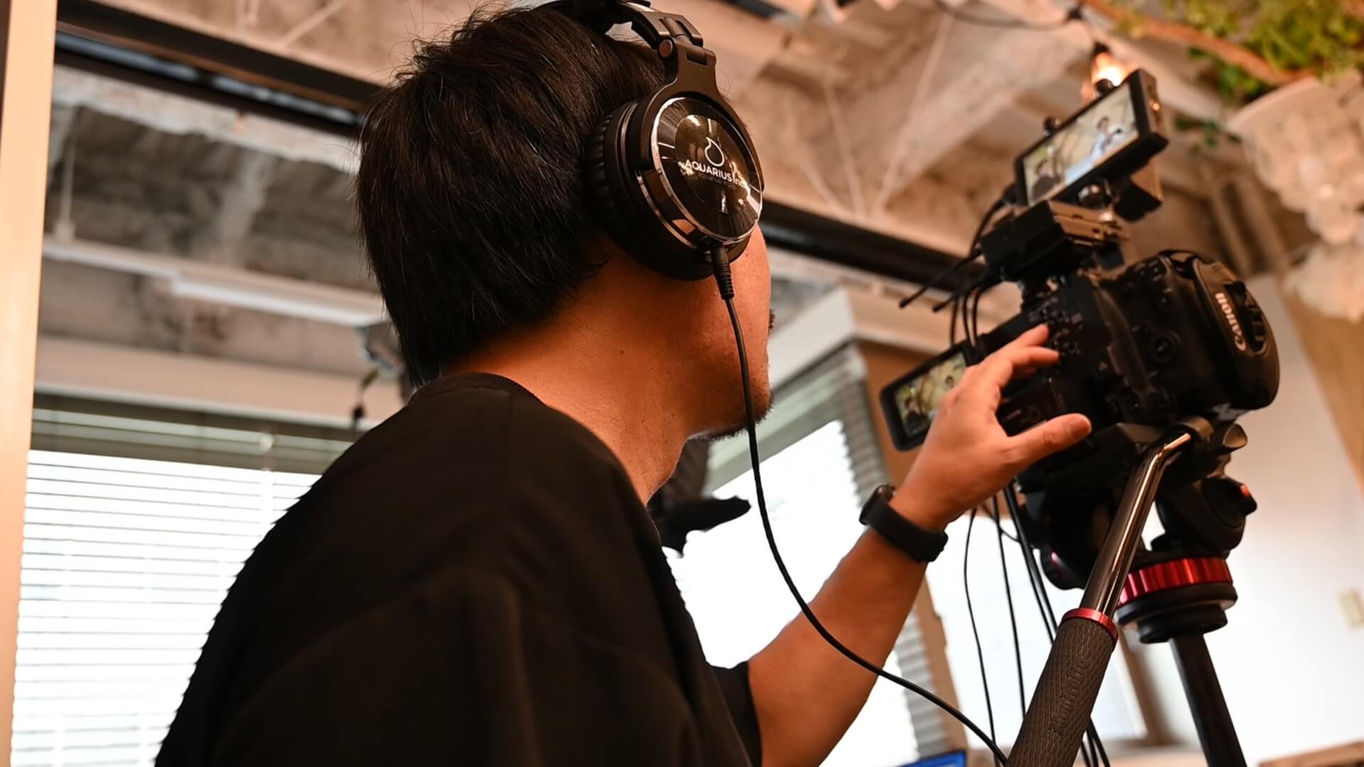 アクエリアス・ムービーの撮影現場でカメラを操作するカメラマン