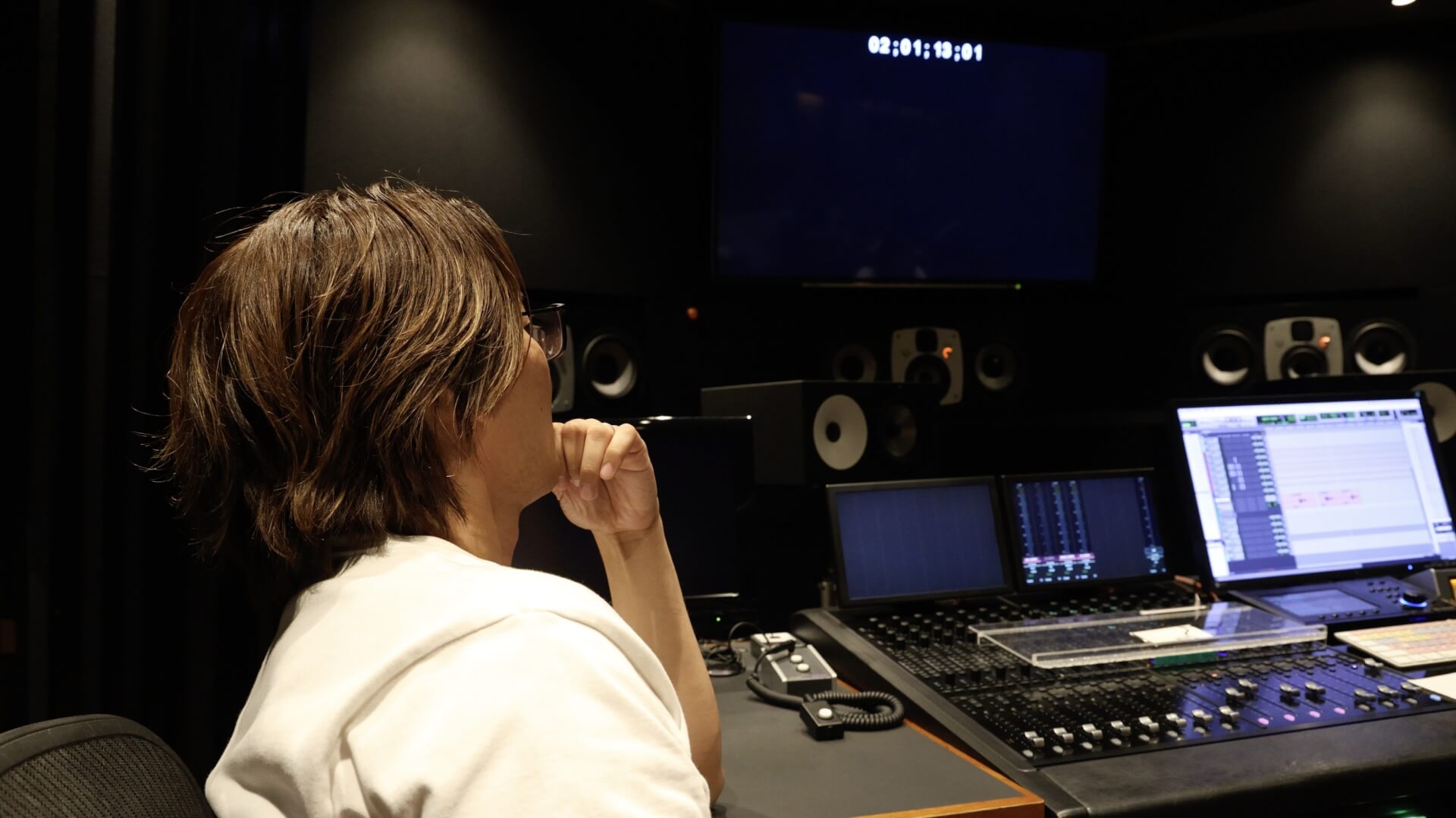 アクエリアス・ムービーのMA作業でミキサーの前で音を確認するスタッフ