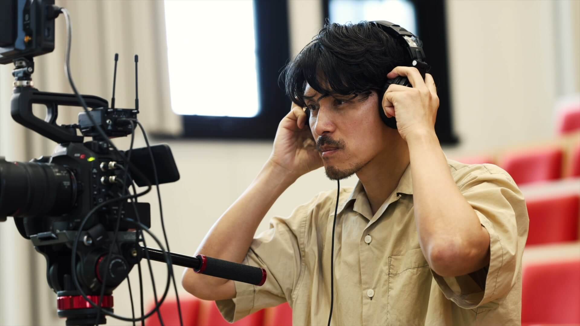 アクエリアス・ムービーの撮影現場。ヘッドホンで音声を確認するカメラマン