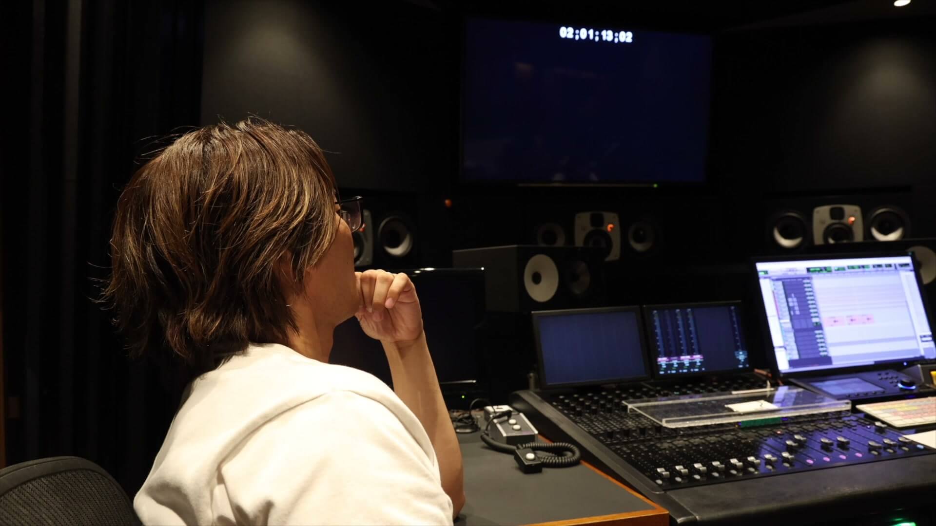 アクエリアス・ムービーのMA作業。スタジオで音声を確認するスタッフ