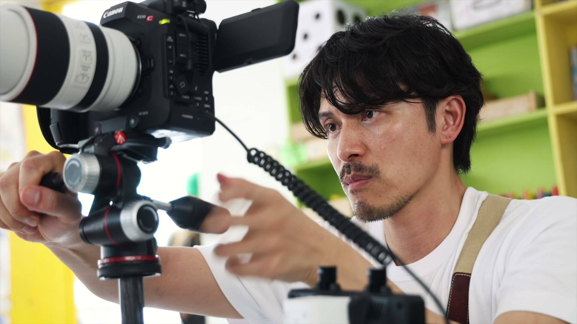 アクエリアス・ムービーの撮影現場。望遠レンズのシネマカメラを操作するカメラマン