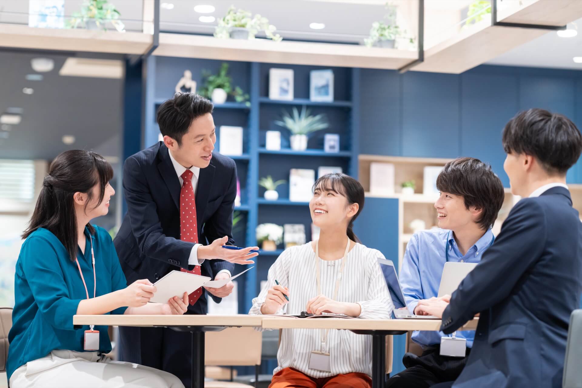オフィスで打ち合わせをするビジネスチーム