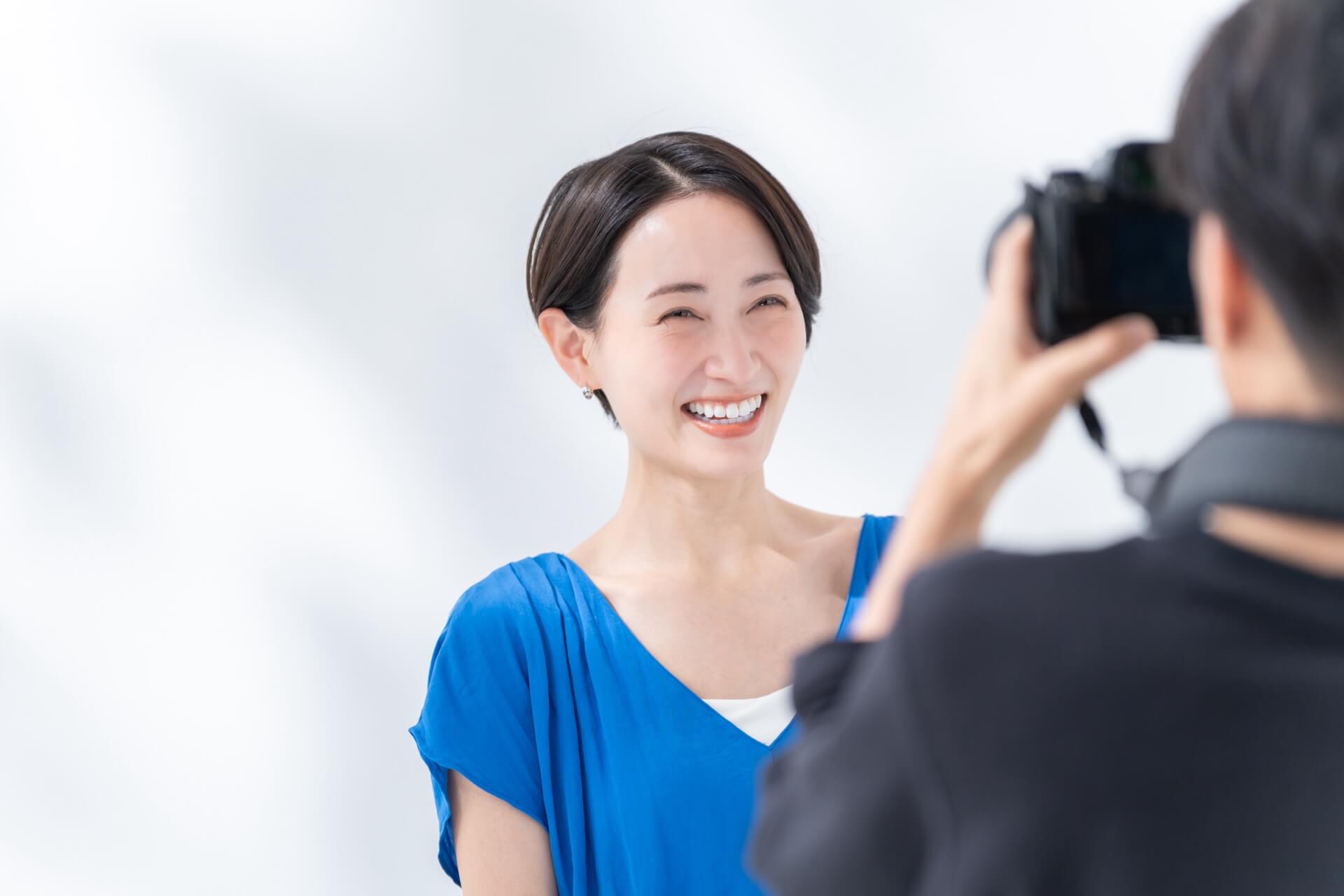 スタジオで女性を撮影するカメラマン