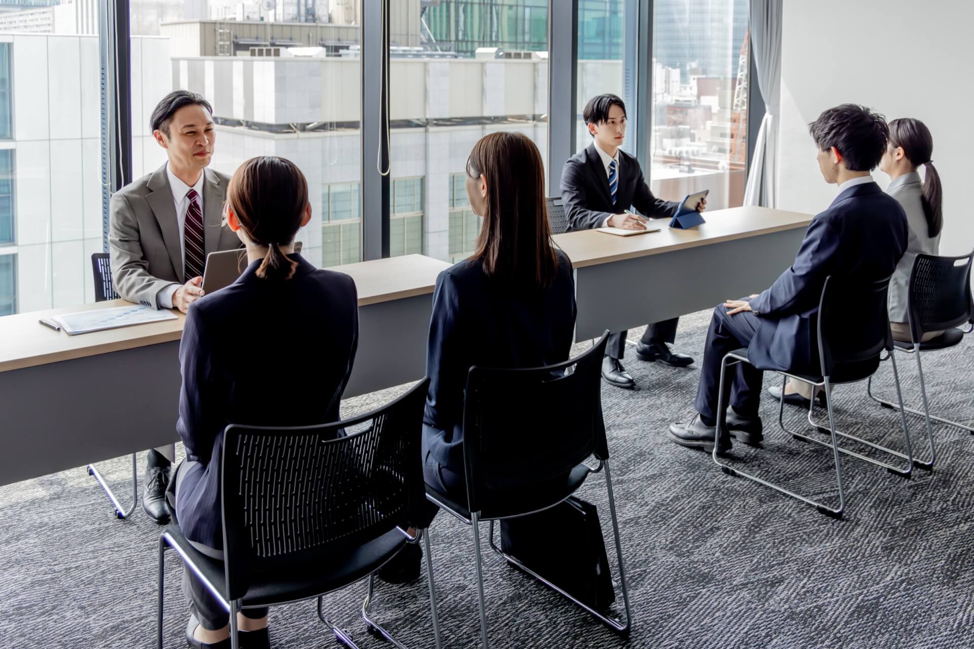 会社説明会で説明を聞く学生たち