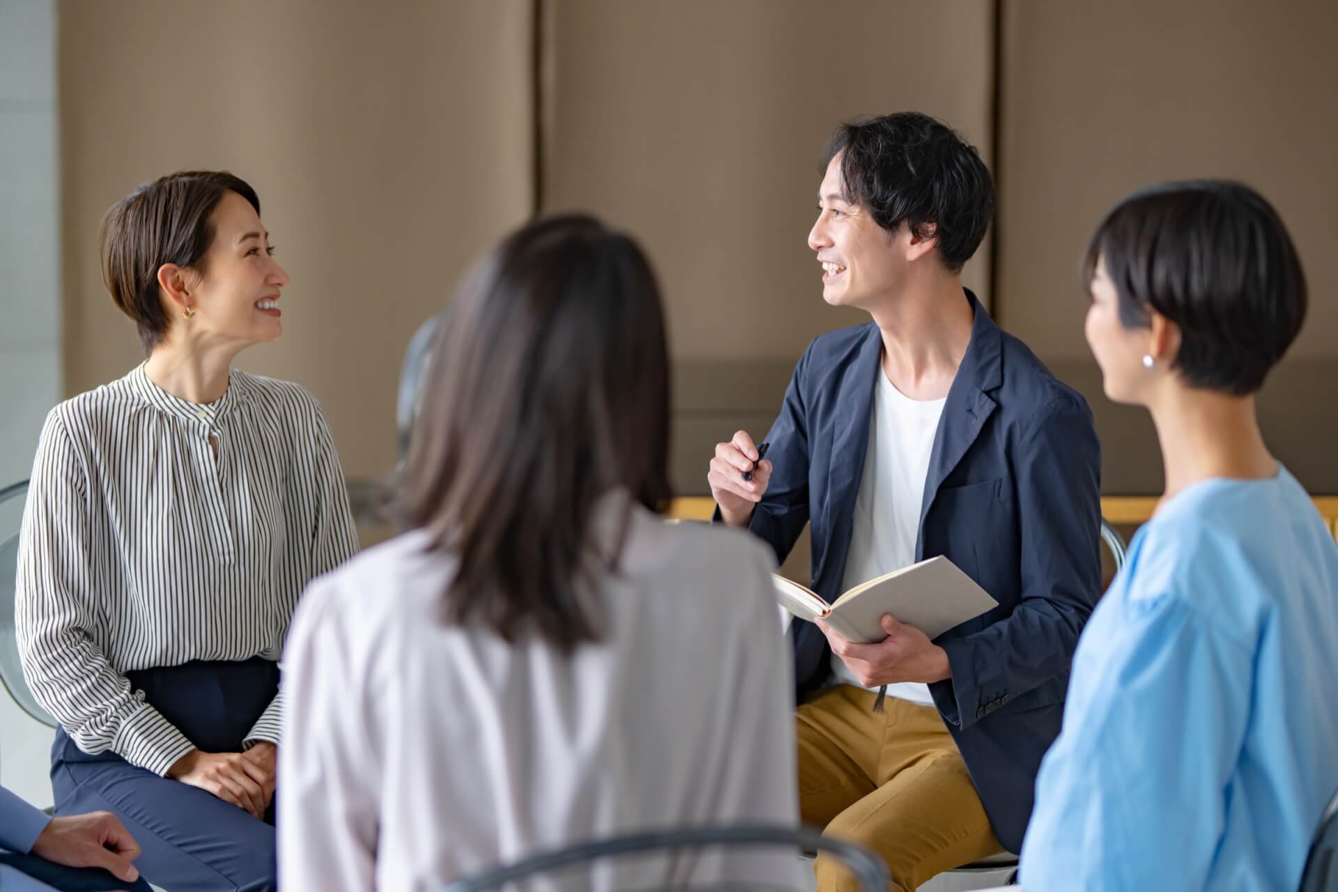 オフィスで意見を交わす若手社員たち