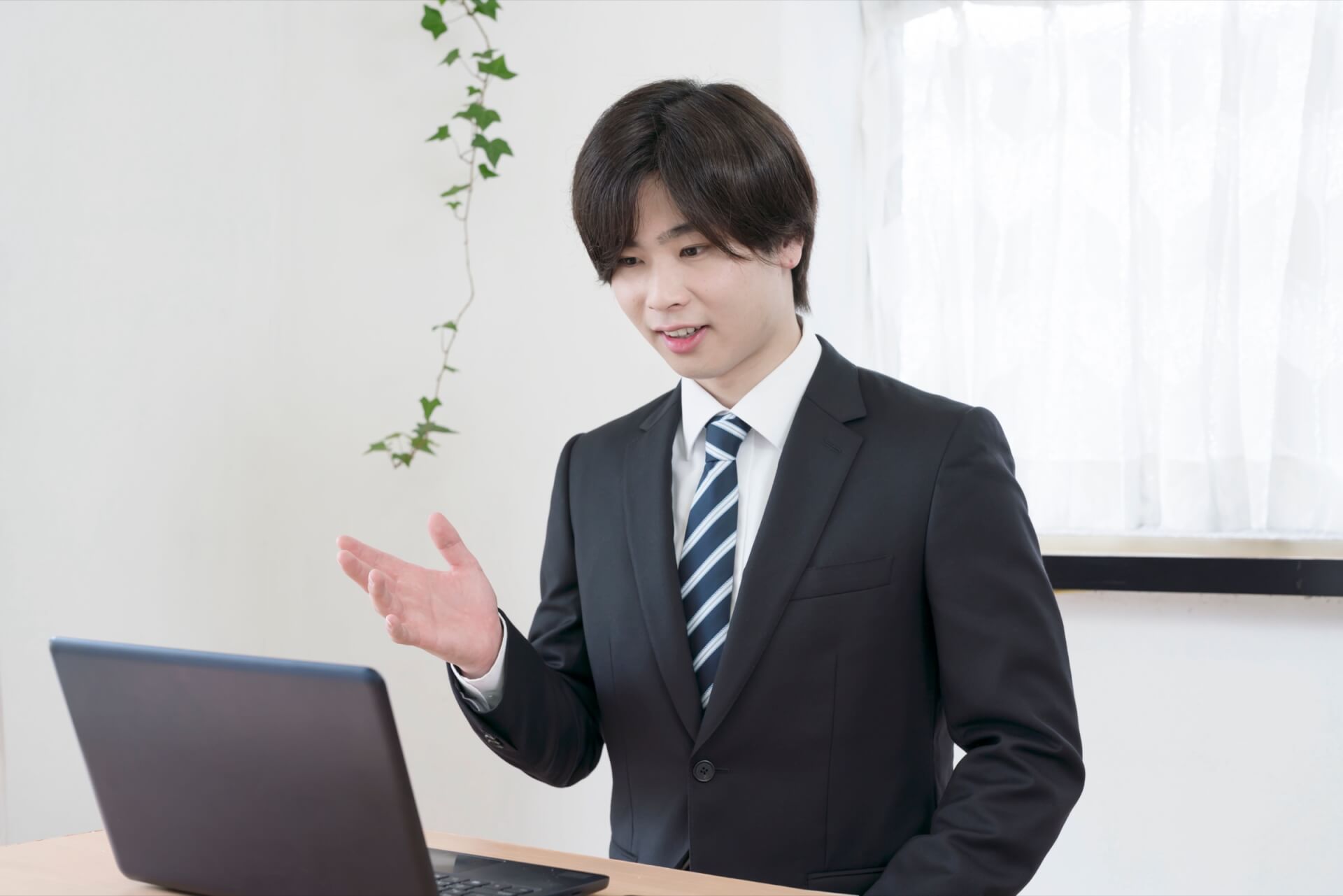 ノートパソコンの前で話す就職活動中の学生