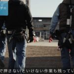 安全帯を着けて現場を歩く施工管理の社員の後ろ姿