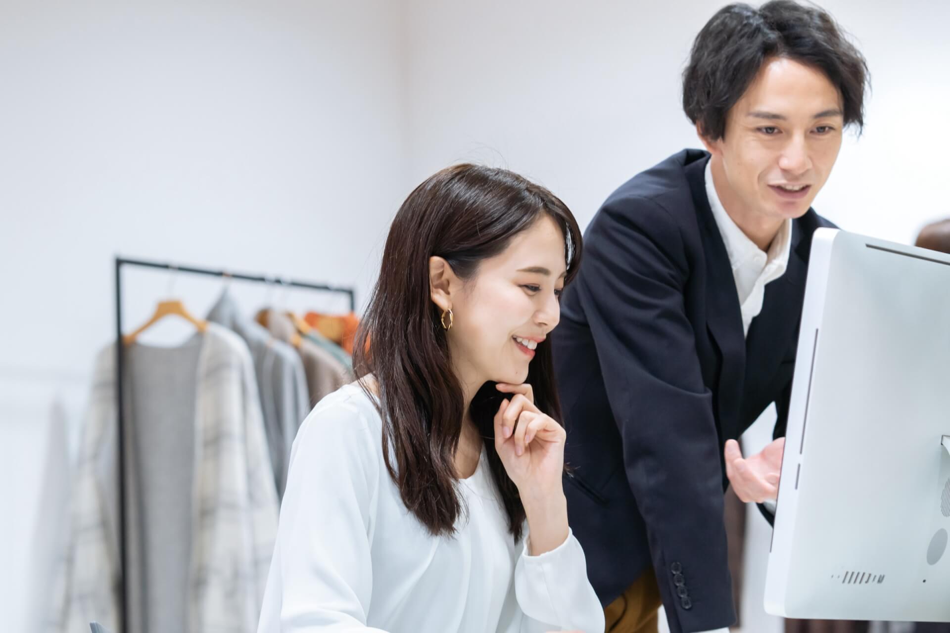 モニターを見ながら動画の仕上がりを確認する2人のビジネスパーソン