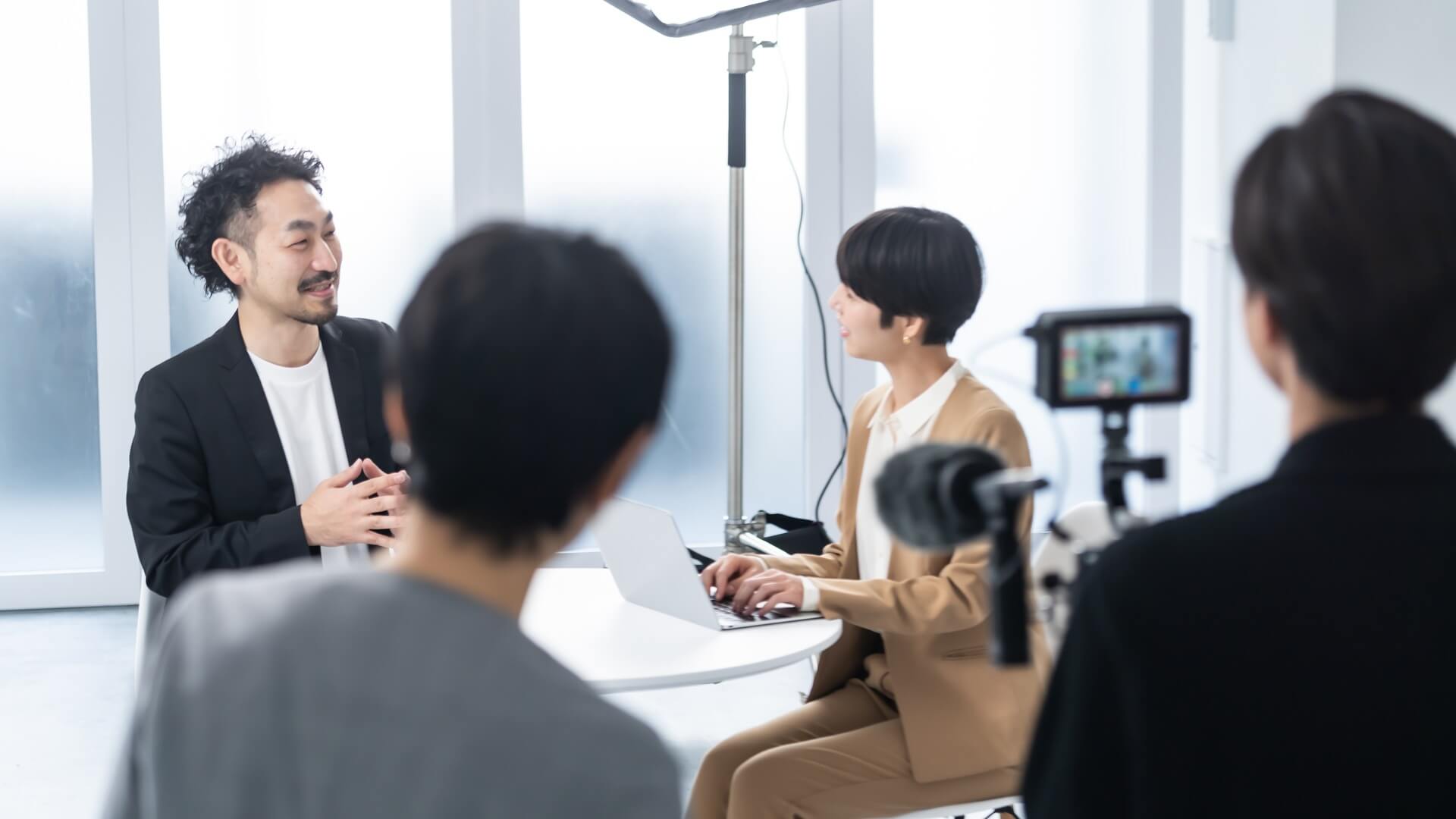 オフィスで社員インタビューを撮影する動画制作の現場