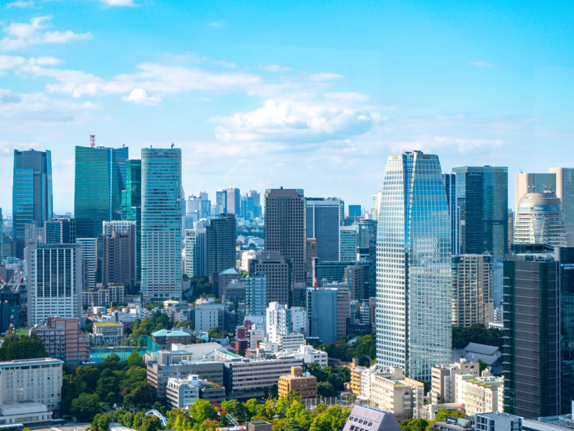 東京のビル群と青空