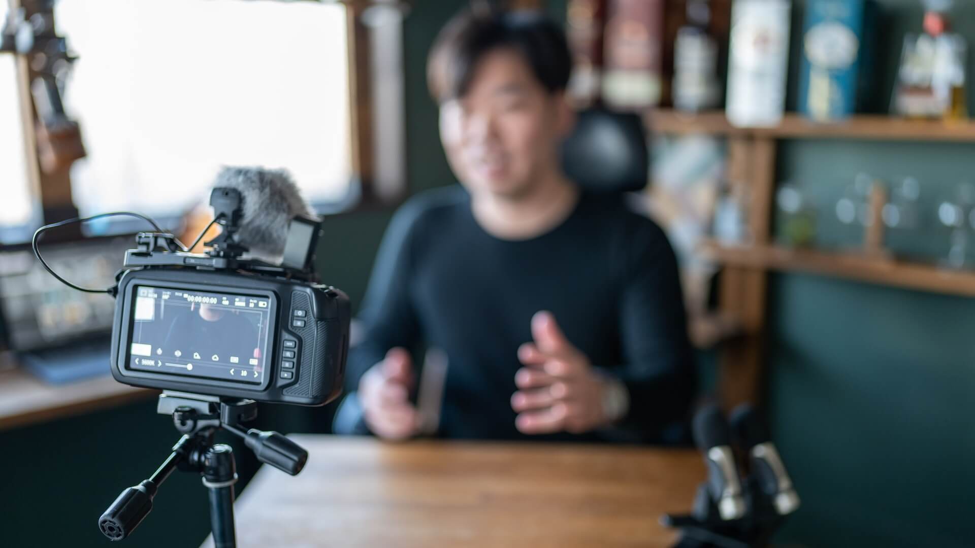 カメラの前で話す男性を撮影するYouTube動画の収録風景
